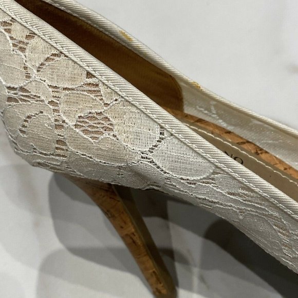 Christian Siriano | Beige Lace Floral Heel 8 - Picture 2 of 11